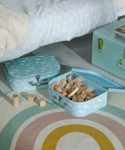 Cloudberry Castle Pappkoffert 2-pack, Blue 11 Cloudberry Castle Pappkoffert 2-pack, Blue -jollyroom Butikk X337 C 2187 3d